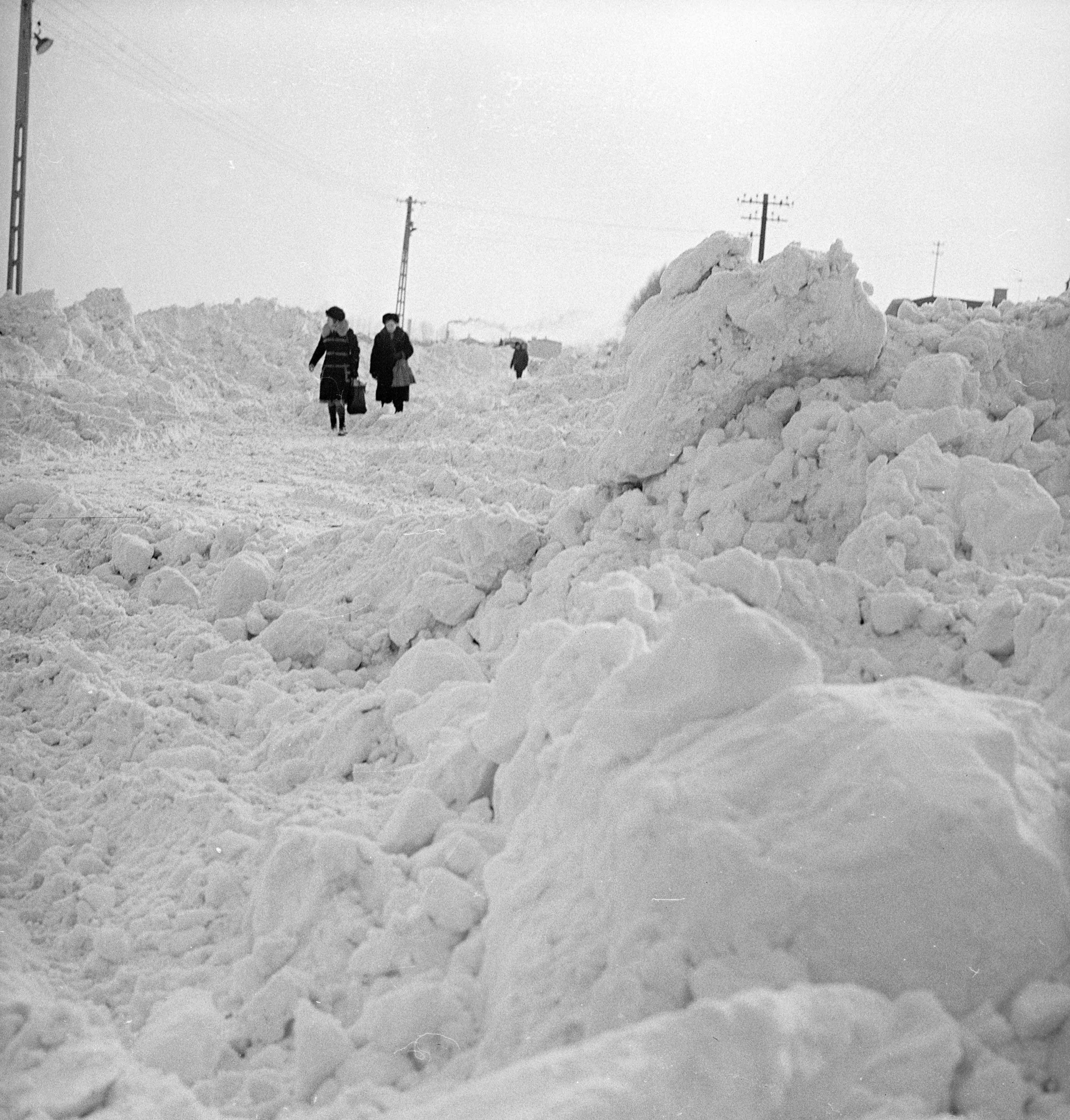 Droga z hałdami śniegu, Stare Babice, 1979