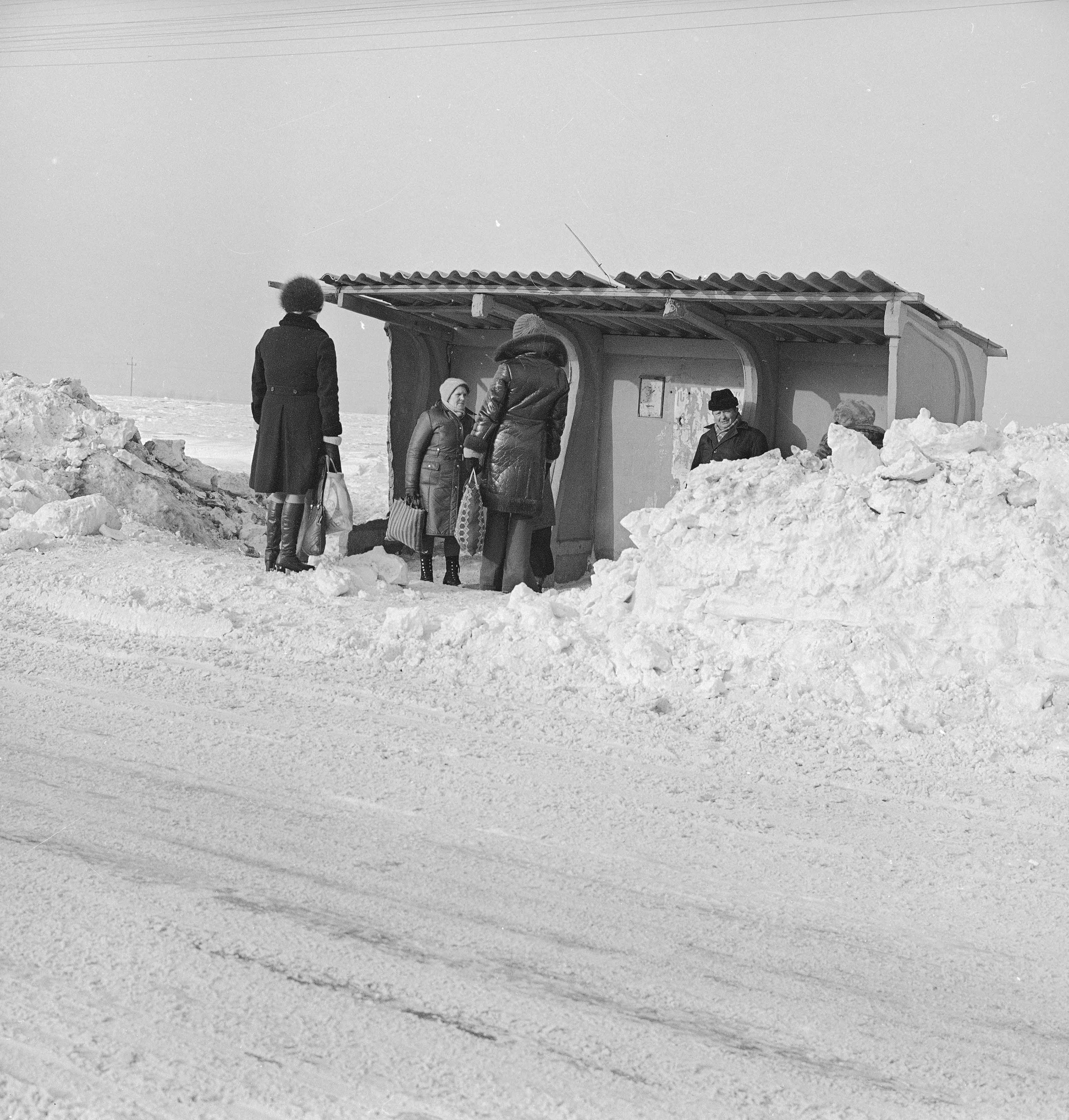 Osoby oczekujące na przystanku PKS, Stare Babice, 1979